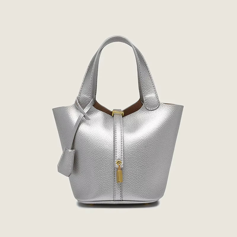 حقيبة نسائية فاخرة بتصميم دلو