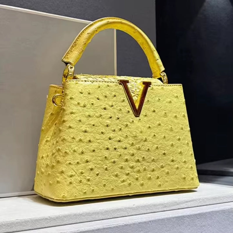 حقيبة جلد طبيعي فاخرة بنقشة النعام وحرف V