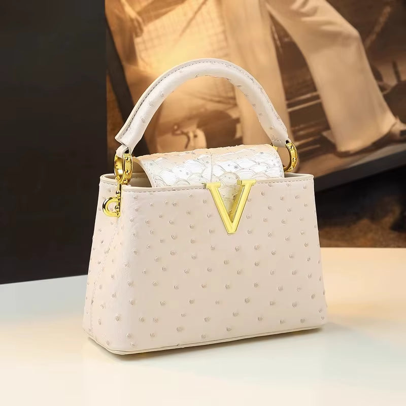 حقيبة جلد طبيعي فاخرة بنقشة النعام وحرف V