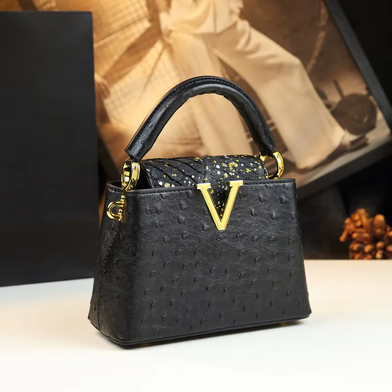 حقيبة جلد طبيعي فاخرة بنقشة النعام وحرف V